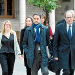 El conseller de Territorio y Sostenibilidad, Damià Calvet (c), junto al presidente de la Generalitat, Quim Torra (d), y la consellera de Presidencia, Elsa Artadi (i), entre otros