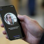 El iPhone X fue el primero en apostar por los paneles OLED, que ahora se extenderían a todos los modelos / AP