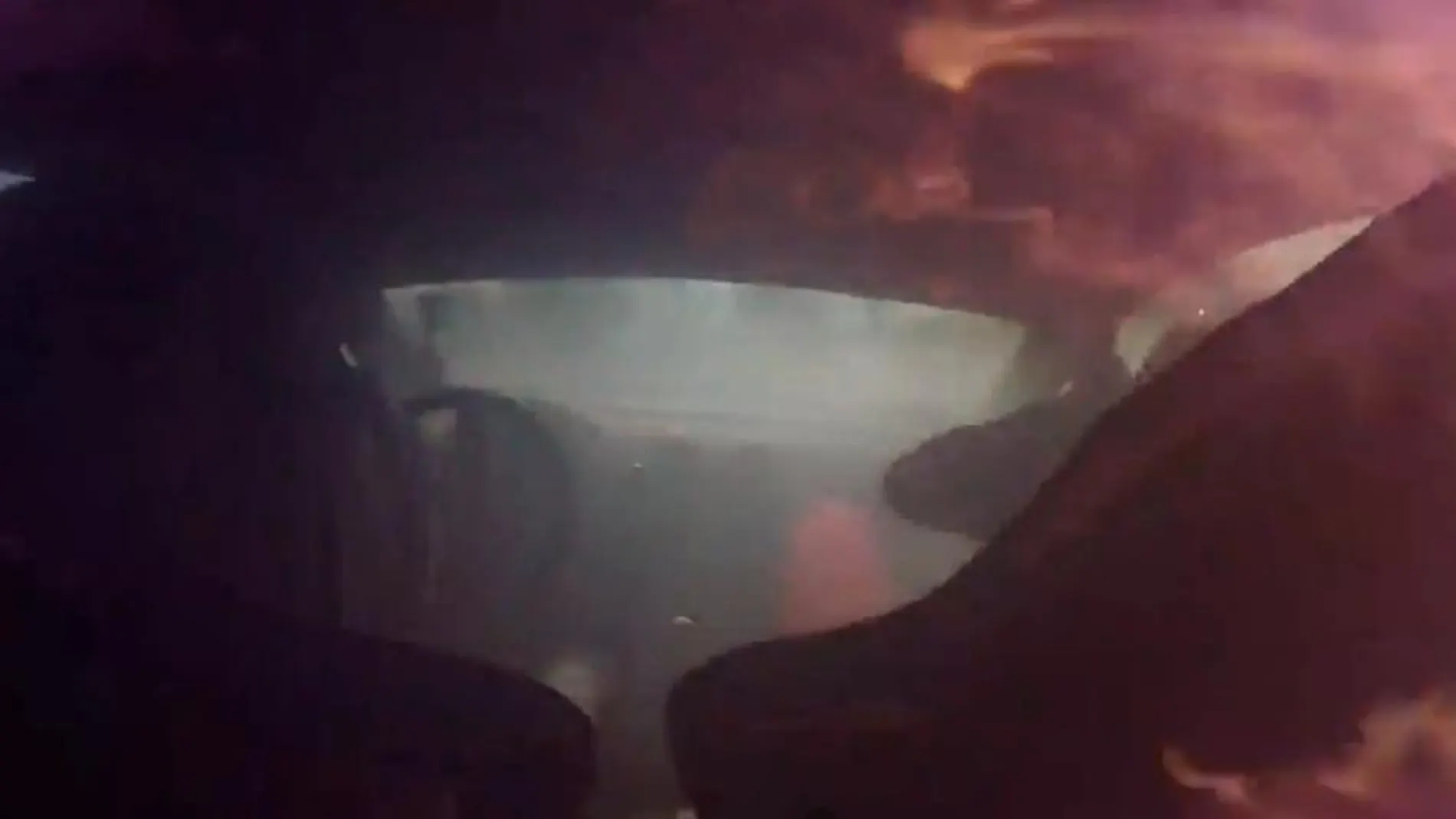 Captura del vídeo donde se ven las llamas dentro del vehículo