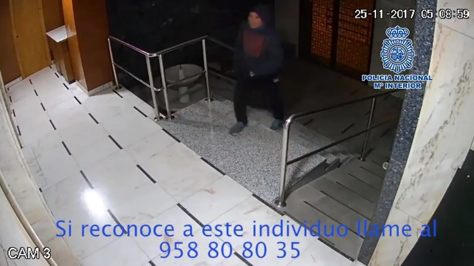 La policía ha difundido un vídeo para tratar de localizar al autor del fuego