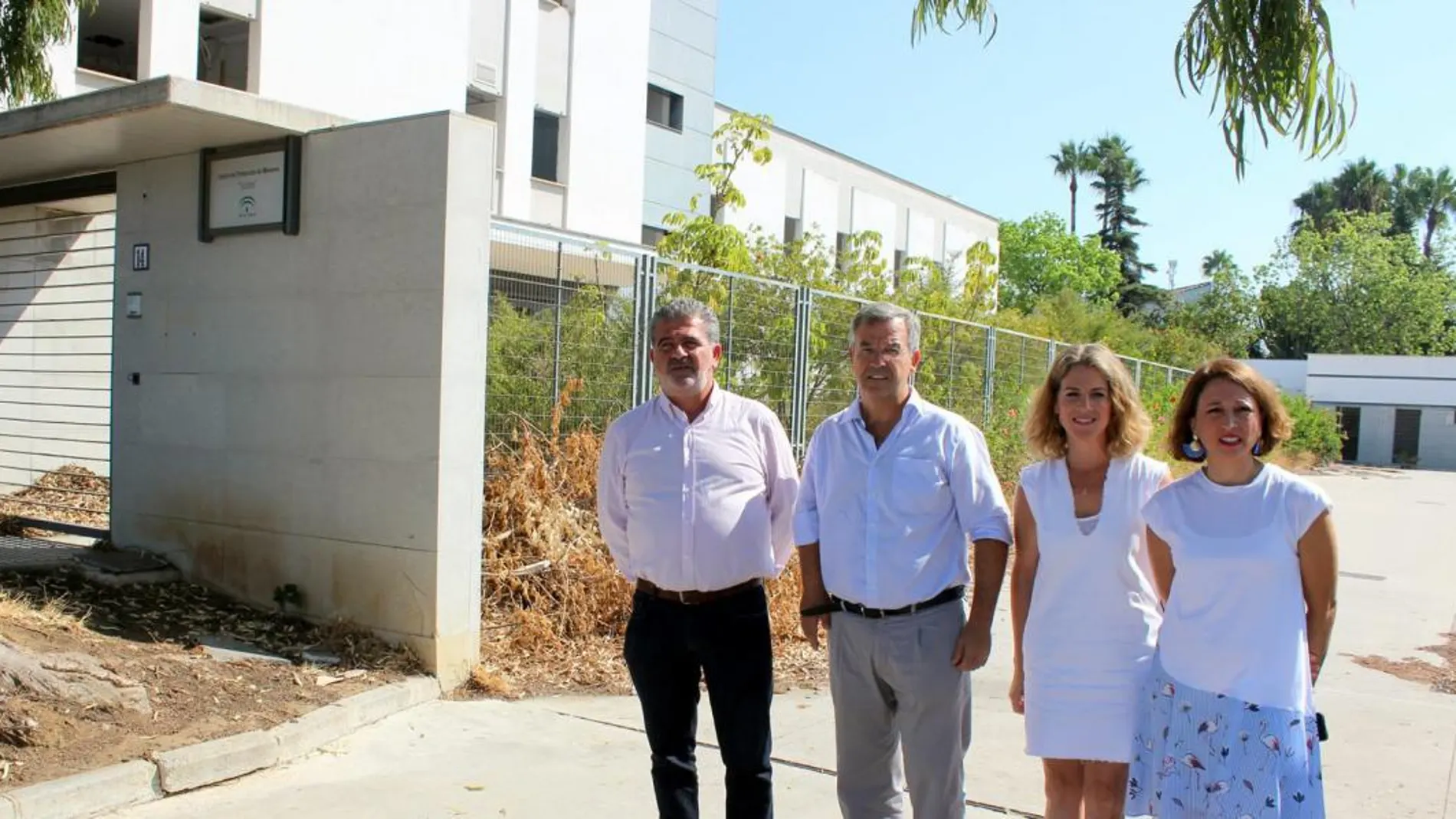 José María García Urbano, Ana Mestre y Patricia Navarro, entre otros, ayer frente al centro de menores Isbade de Estepona