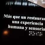 Comer a ciegas: un restaurante en Madrid a oscuras y atendido por camareros invidentes