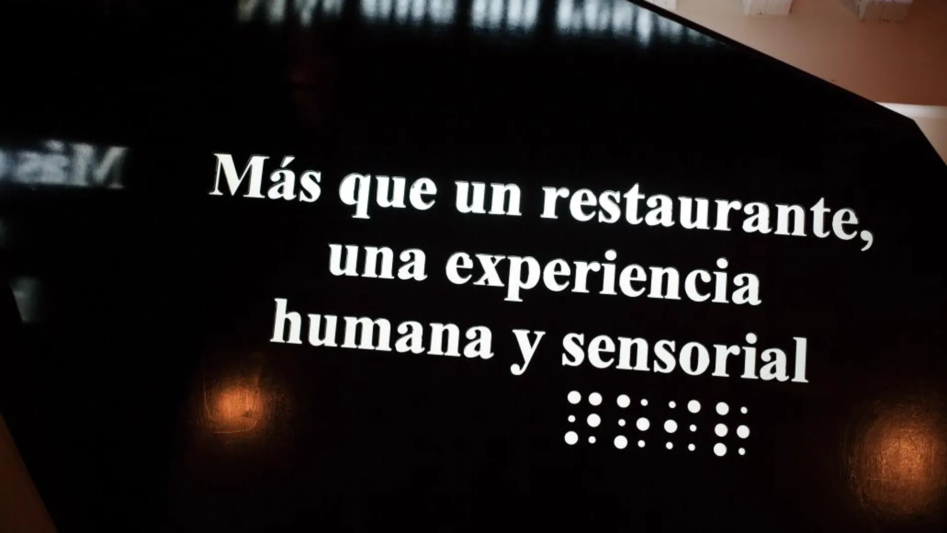 Comer a ciegas: un restaurante en Madrid a oscuras y atendido por camareros invidentes