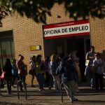 Desempleados hacen cola ante una oficina de desempleo en Madrid.