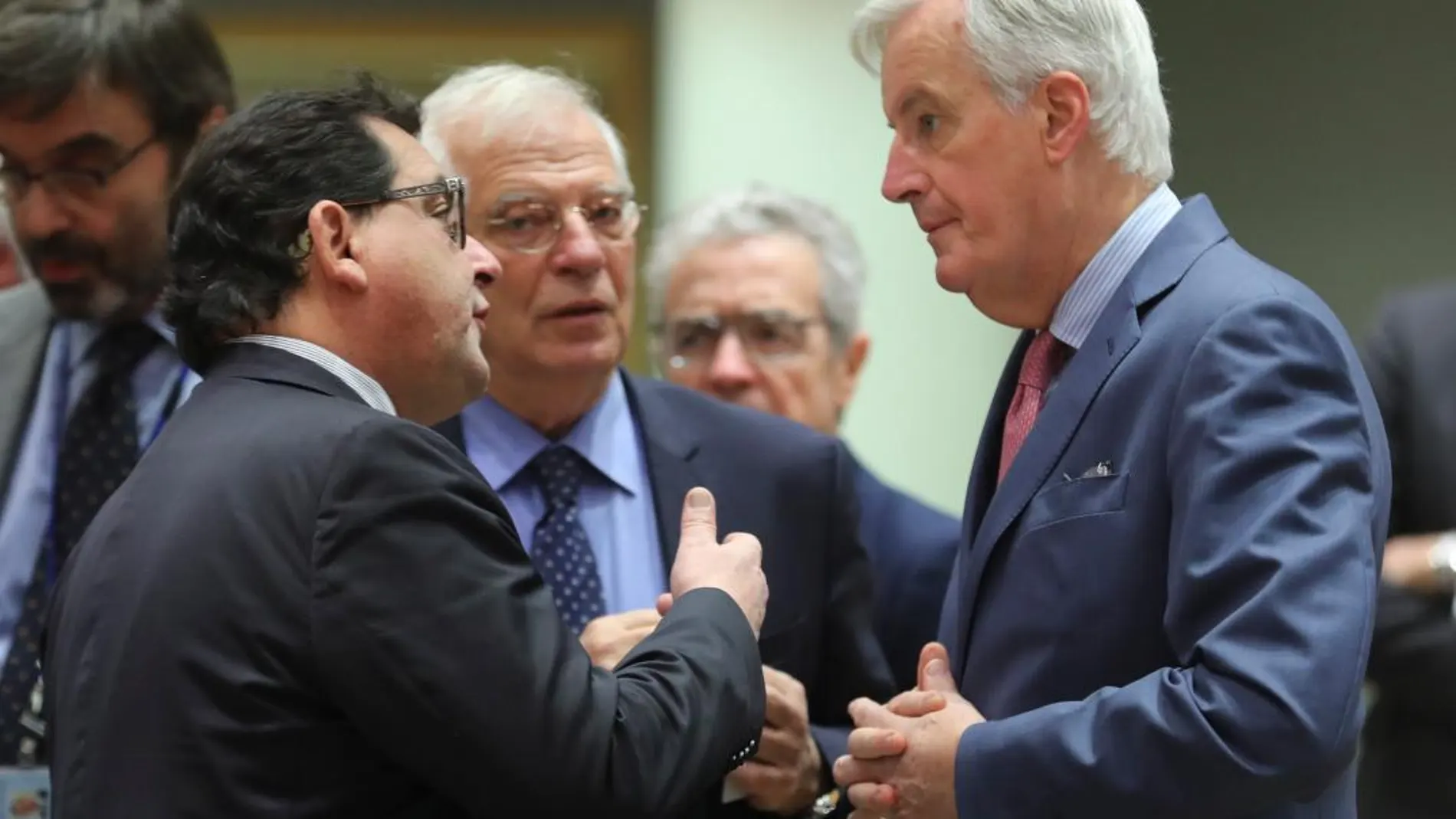El ministro de Asuntos Exteriores, Josep Borrell con el negociador jefe europeo para el "brexit", Michel Barnier, y con el secretario de Estado español para la Unión Europea, Luis Marco Aguiriano/Foto: Efe