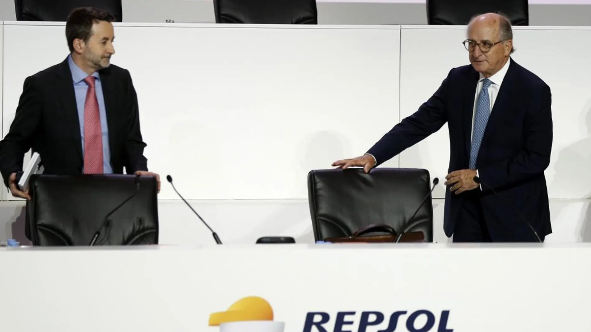 El presidente de Repsol, Antonio Brufau, y el consejero delegado, Josu Jon Imaz, durante la junta general de accionistas de la compañía celebrada hoy en Madrid