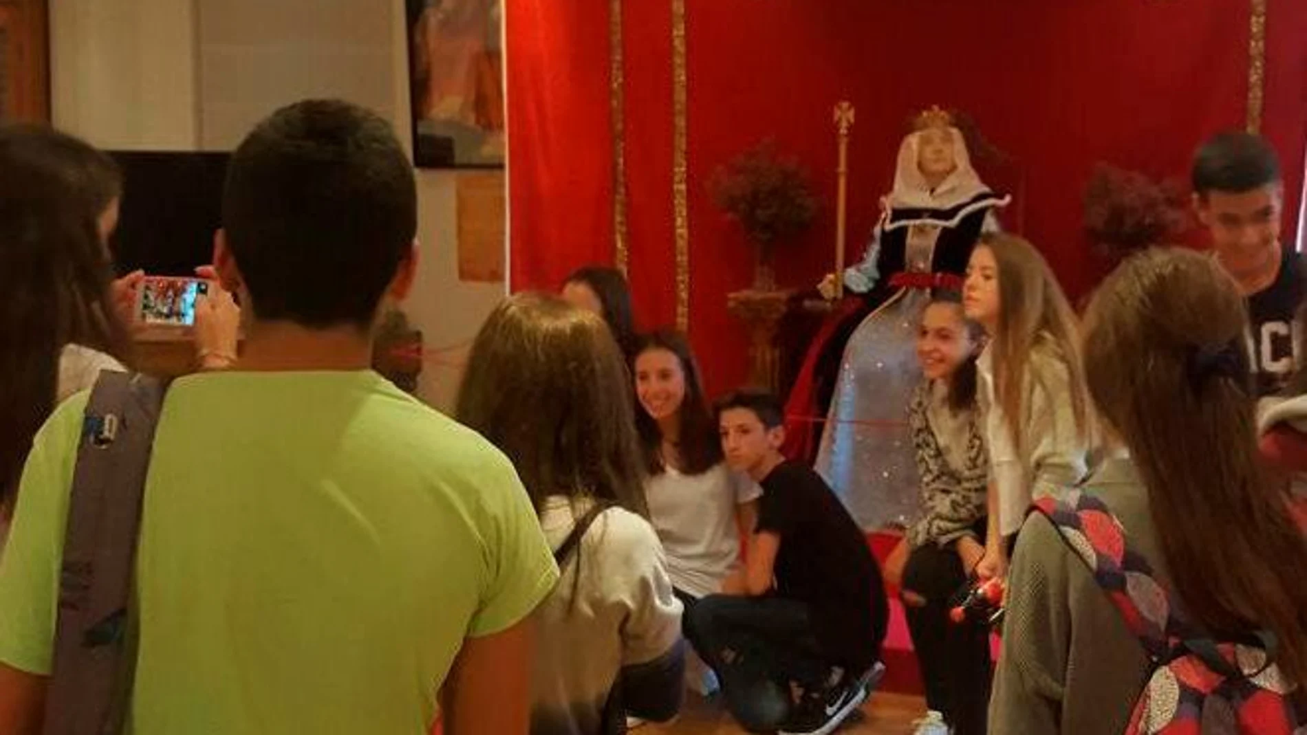 Un grupo de escolares visita la muestra y se fotografía con la reina Urraca I