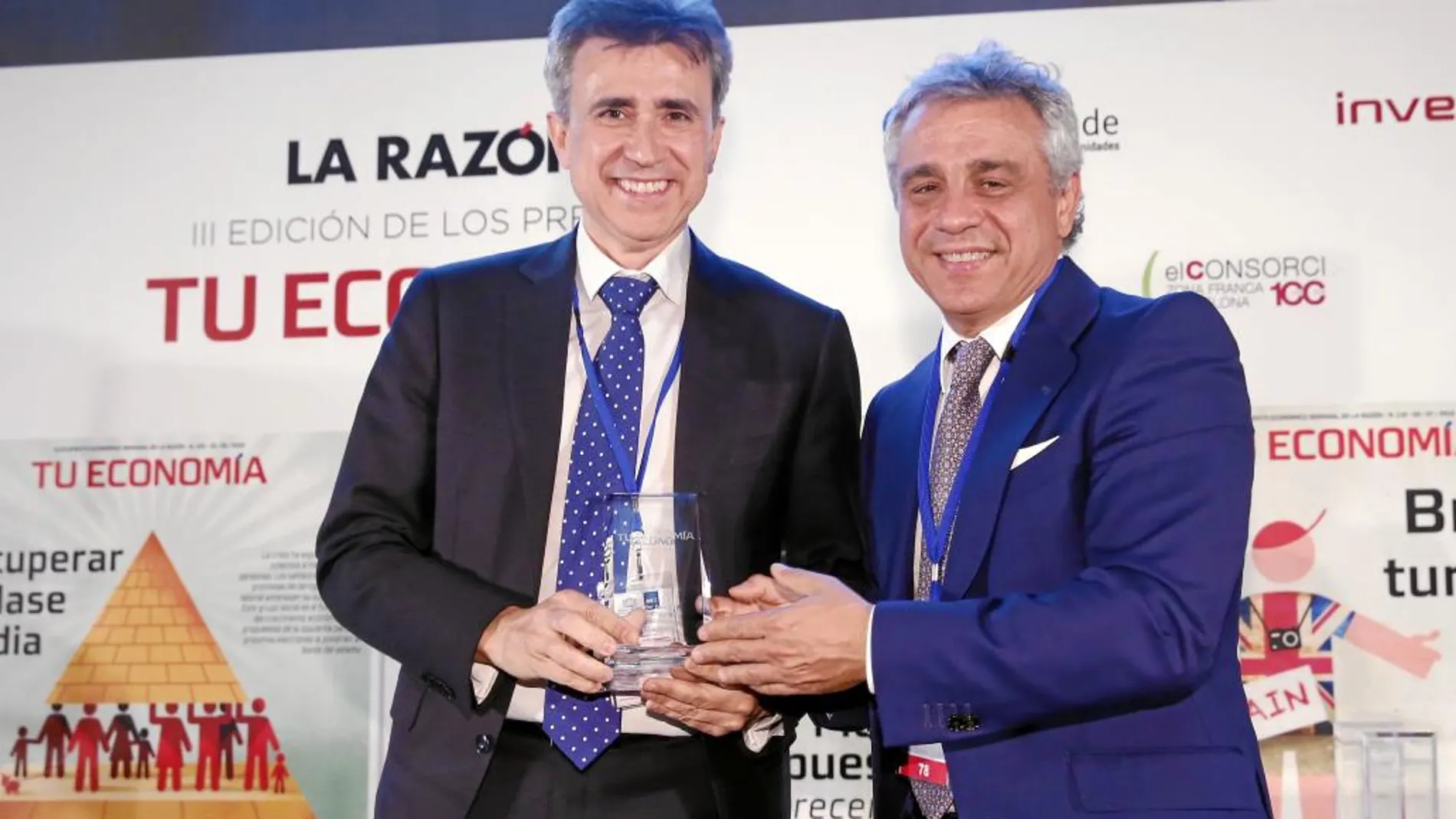 El CEO de Isdin, Juan Naya, recibió el galardón de manos del subdirector general de LA RAZÓN, Andrés Navarro.