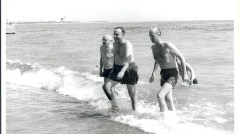 Manuel Fraga en el conocido baño en la playa de Palomares tres el accidente aéreo que provocó la caída de dos bombas atómicas en la costa de Palomares