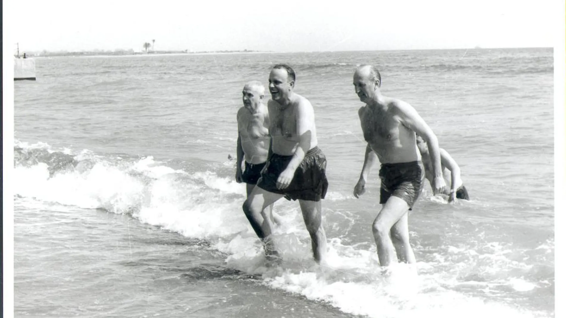 Manuel Fraga en el conocido baño en la playa de Palomares tres el accidente aéreo que provocó la caída de dos bombas atómicas en la costa de Palomares