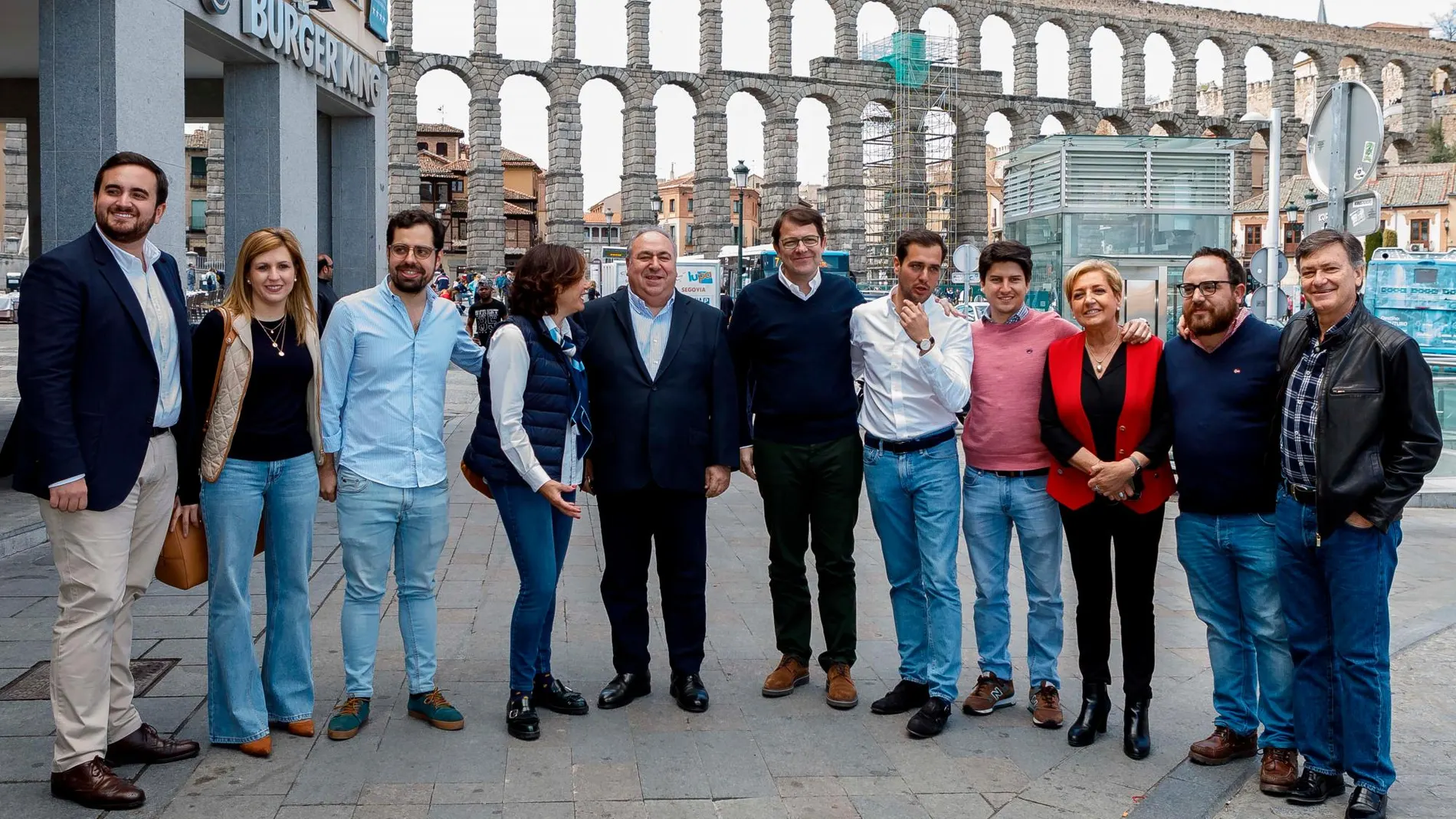 El presidente del PP, Alfonso Fernández Mañueco, clausura el Consejo de alcaldes jóvenes en Segovia, junto Francisco Vázquez, Vicente Tirado, Pablo Pérez, Paloma Sanz, Beatriz Escudero, José Ángel Alonso, Eduardo Carazo y Diego Gago