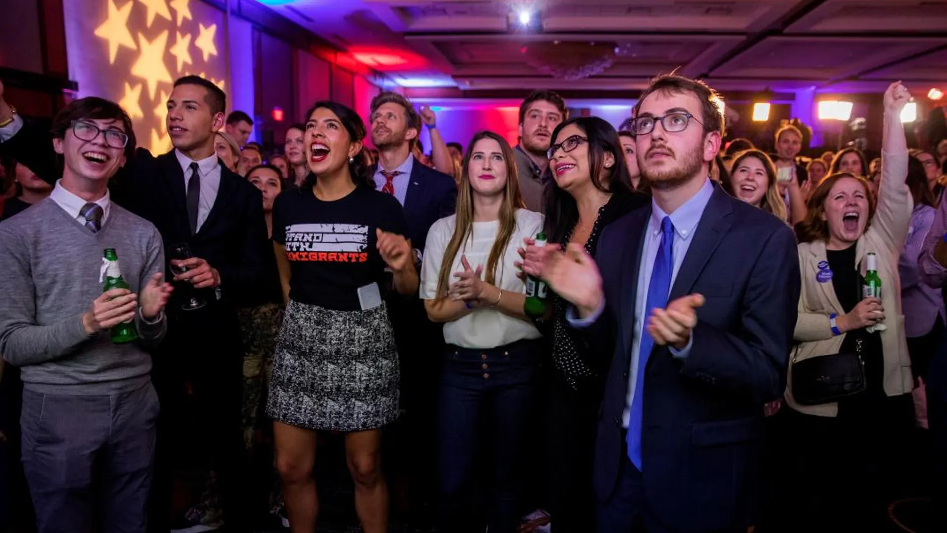 Seguidores de Nancy Pelosi reaccionan a los primeros resultados durante un evento de la Noche de Elecciones Demócratas en el Hyatt Regency en Washington. DC / Foto: Efe