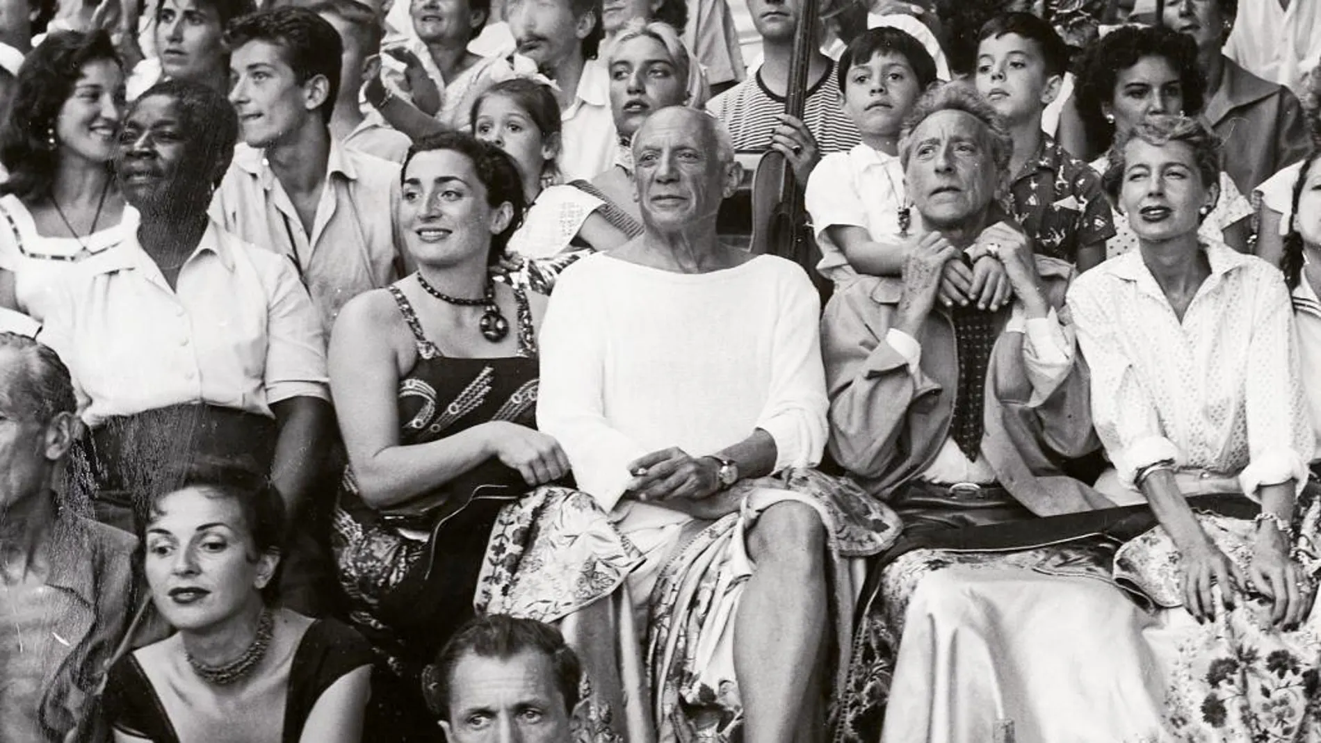 LA ÚLTIMA ADQUISICIÓN ha sido esta fotografía de Jan Adams Stevens con Picasso, junto a Cocteau.