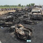 Un camión cisterna cargado de gasolina se incendió tras sufrir un accidente y volcar en una carretera del este de Pakistán