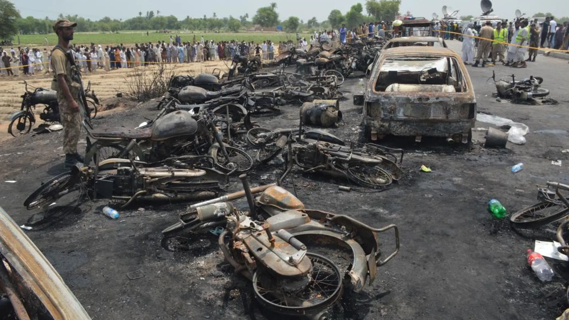 Un camión cisterna cargado de gasolina se incendió tras sufrir un accidente y volcar en una carretera del este de Pakistán