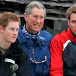 Imagen de 2005 del príncipe Carlos con sus dos hijos / Foto: Ap