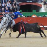 Banderillas cortas de Andy Cartagena al toro que abrió plaza, en el segundo festejo de la Feria de Castellón
