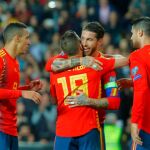 Los jugadores de España celebran el primer tanto de Rodrigo / Efe