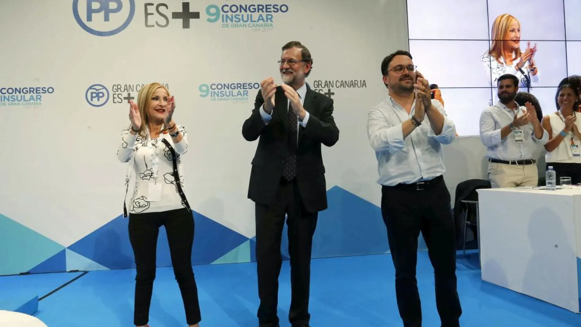 El presidente del gobierno, Mariano Rajoy, y los presidentes del PP de Canarias, Asier Antona (d), y de Gran Canaria, María Australia Navarro (i).