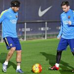 Alves, en un entrenamiento con Messi, del que habló ayer Luis Enrique. «Está totalmente recuperado», aseguró sobre el argentino