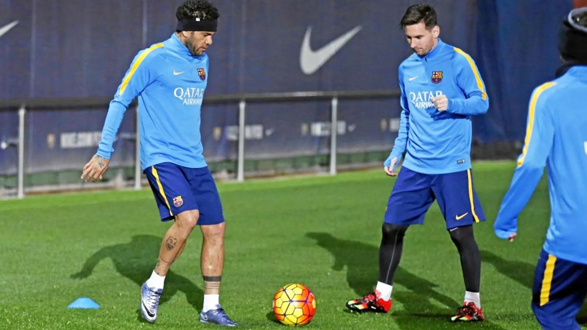 Alves, en un entrenamiento con Messi, del que habló ayer Luis Enrique. «Está totalmente recuperado», aseguró sobre el argentino