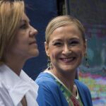 La presidenta de la Comunidad de Madrid, Cristina Cifuentes (d), acompañada por la ministra de Defensa, María Dolores de Cospedal (i), durante un acto del partido celebrado hoy