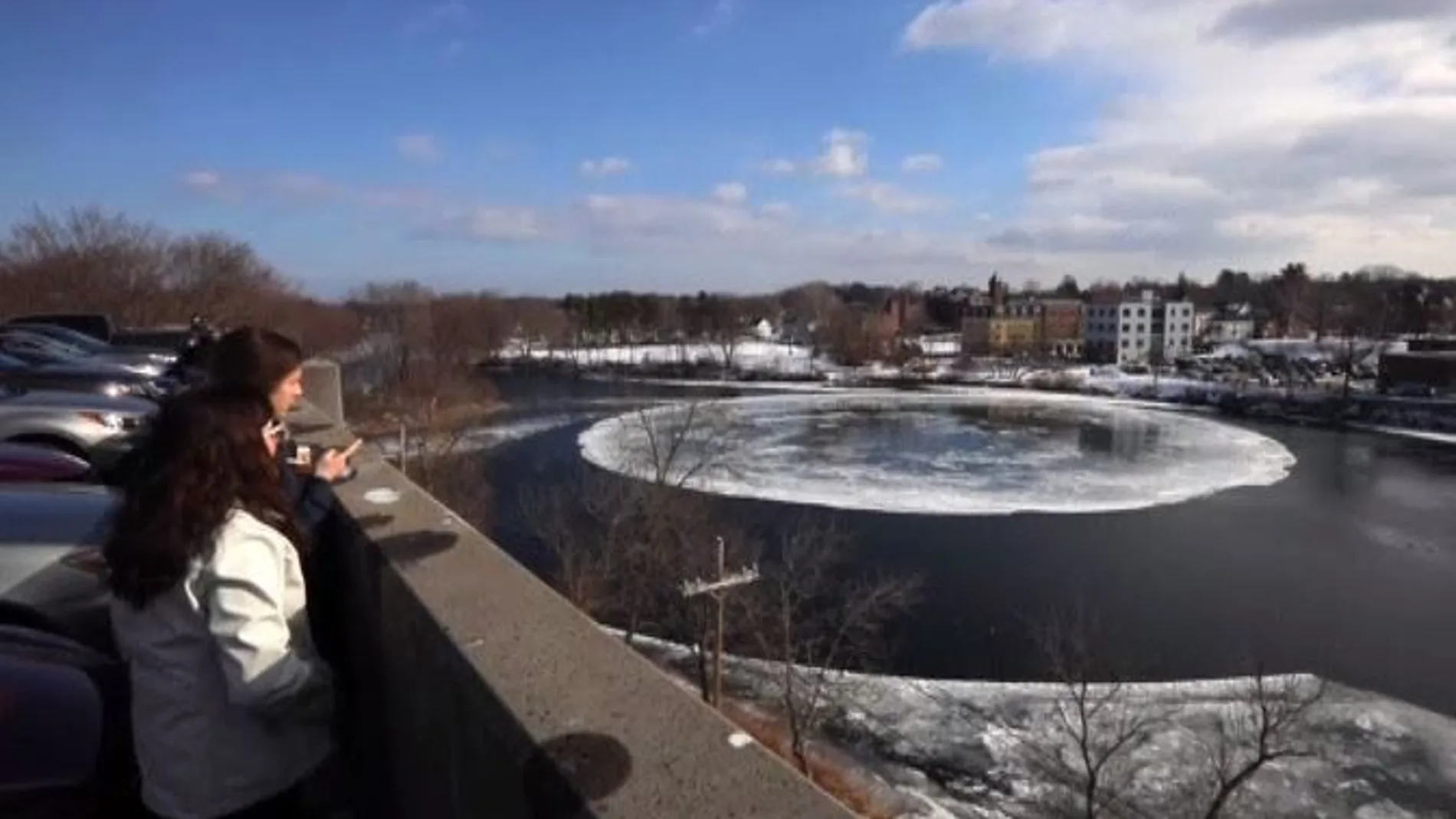 El bloque de hielo se ha formado en un río de Maine