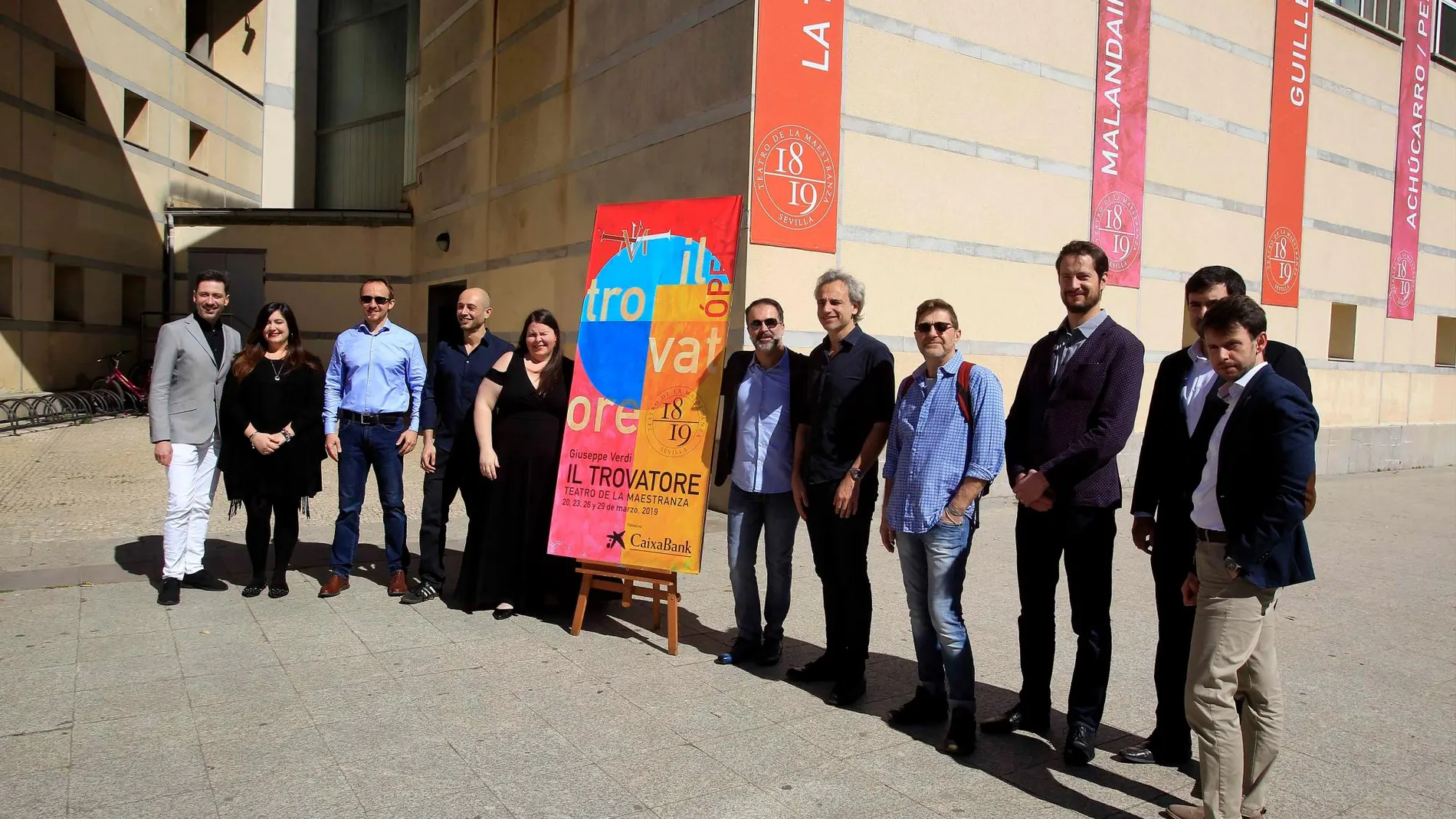 El elenco del montaje, durante la presentación de la ópera en el Teatro de la Maestranza de Sevilla / Foto: Manuel Olmedo