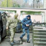 Miembros de las Fuerzas de Seguridad rusas escoltan ayer a uno de los marineros detenidos antes de su comparecencia ante un juez en Simferopol, en Crimea
