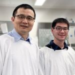 El profesor que ha liderado la investigación, Rob Yang (izquierda), junto a un colega de su equipo /UNSW