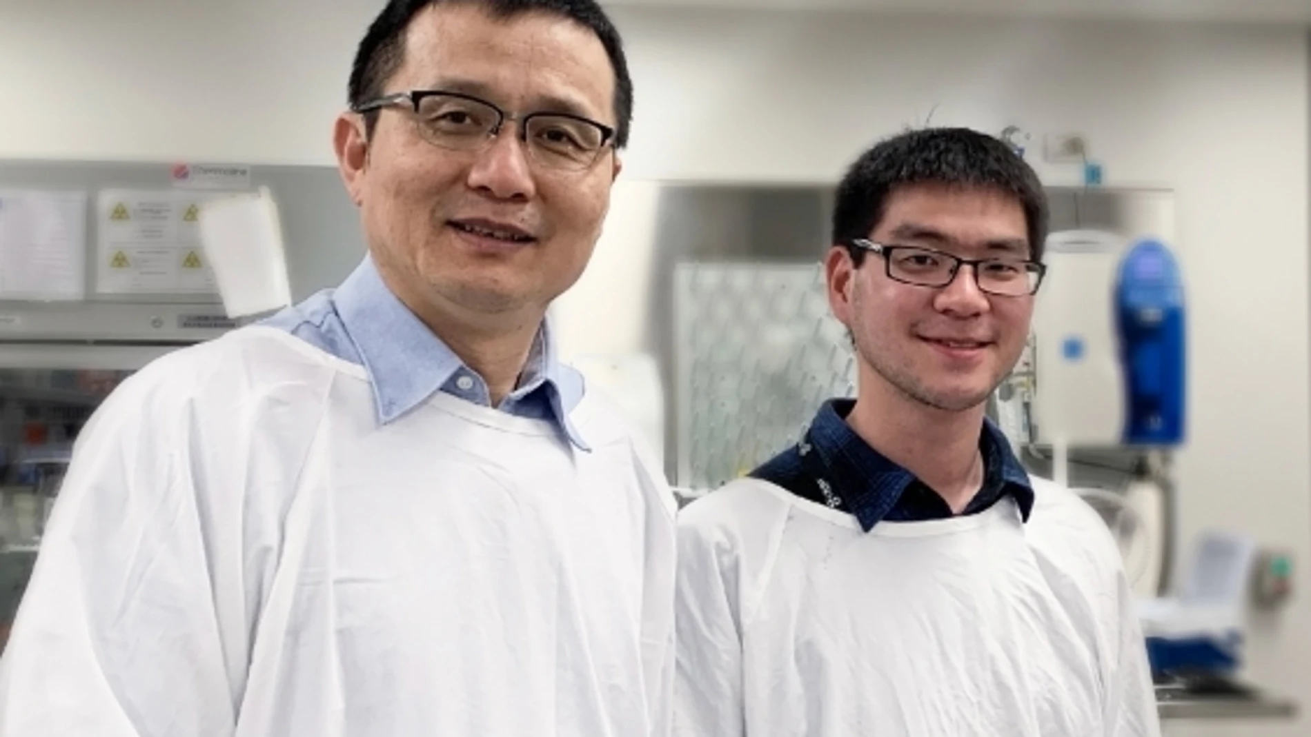 El profesor que ha liderado la investigación, Rob Yang (izquierda), junto a un colega de su equipo /UNSW