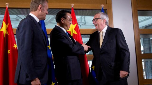 Li Keqiang saluda a Jean-Claude Juncker, ante la atenta mirada de Donald Tusk