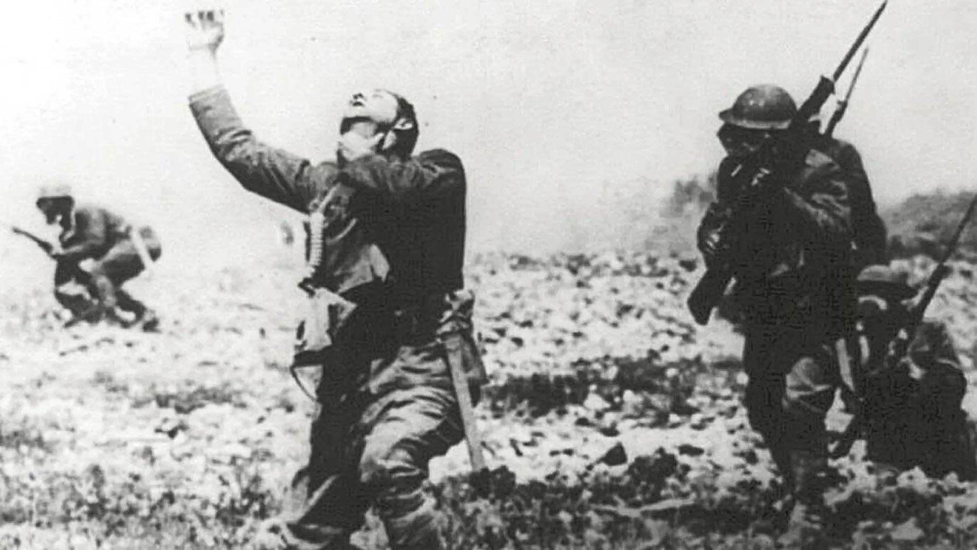 Hace un siglo. Un soldado de Estados Unidos reacciona tras el lanzamiento de armas químicas en una batalla de la I Guerra Mundial/ Foto: Reuters