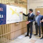 El conseller de Justicia, Carles Mundó, visitó la exposición de la Modelo que se inaugurará el sábado.