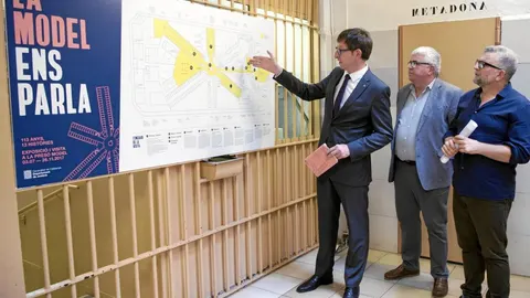 El conseller de Justicia, Carles Mundó, visitó la exposición de la Modelo que se inaugurará el sábado.
