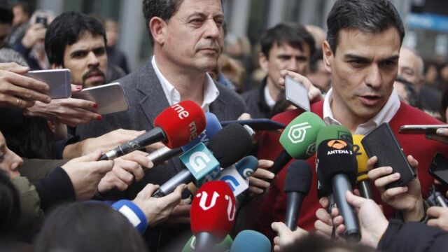 Pedro Sánchezy José Ramón Gómez Besteiro durante la visita realizada a la ciudad de La Coruña