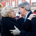 La alcaldesa de Madrid, Manuela Carmena, saluda al presidente madrileño, Ángel Garrido, a su llegada a la plaza Mayor de Madrid para asistir a la tradicional misa en honor a la Virgen de La Almudena