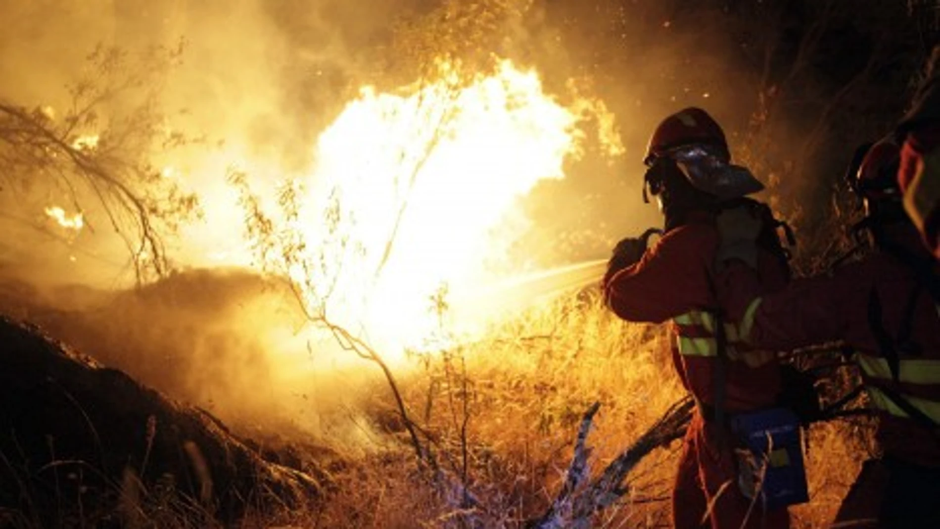 Efectivos de la UME, en labores de extinción de incendios en Cebreros (Ávila)