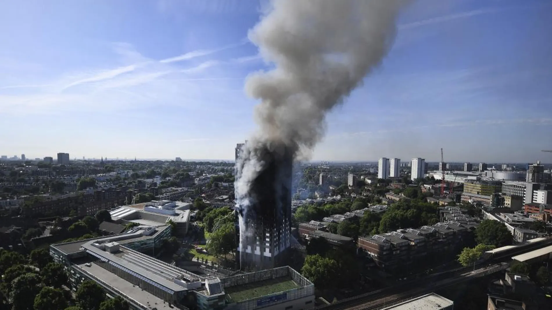 Una columna de humo cubre la Torre Grenfell en Lancaster West Estate en Londres