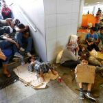 Refugiados esperan en las estaciones de tren de Budapest