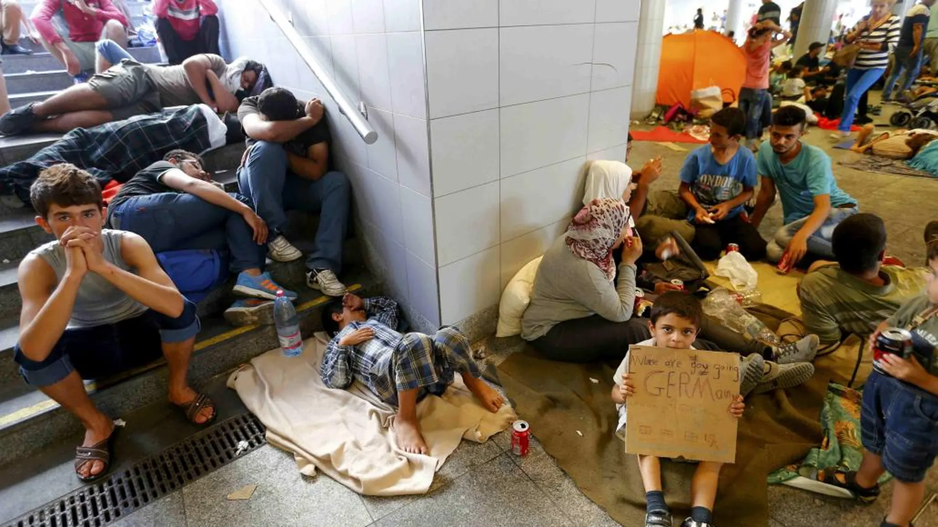 Refugiados esperan en las estaciones de tren de Budapest