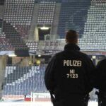 Agentes de la policía de Hannover antes las gradas del estadio de fútbol de la ciudad, donde se iba a celebrar el partido entre Alemania y los Países Bajos