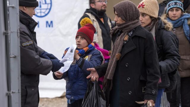 Varios refugiados tratan de cruzar la frontera hacia Grecia desde la localidad fronteriza de Gevegelija, Macedonia