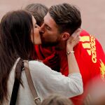 Sergio Ramos y Pilar Rubio se saludan tras finalizar este un entrenamiento