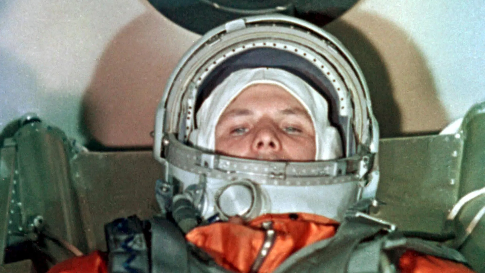 Первый космонавт в открытом космосе гагарин. Гагарин первый полет в космос.