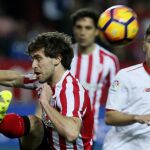 Yeray Álvarez (i) despeja ante la presencia del delantero argentino Luciano Vietto