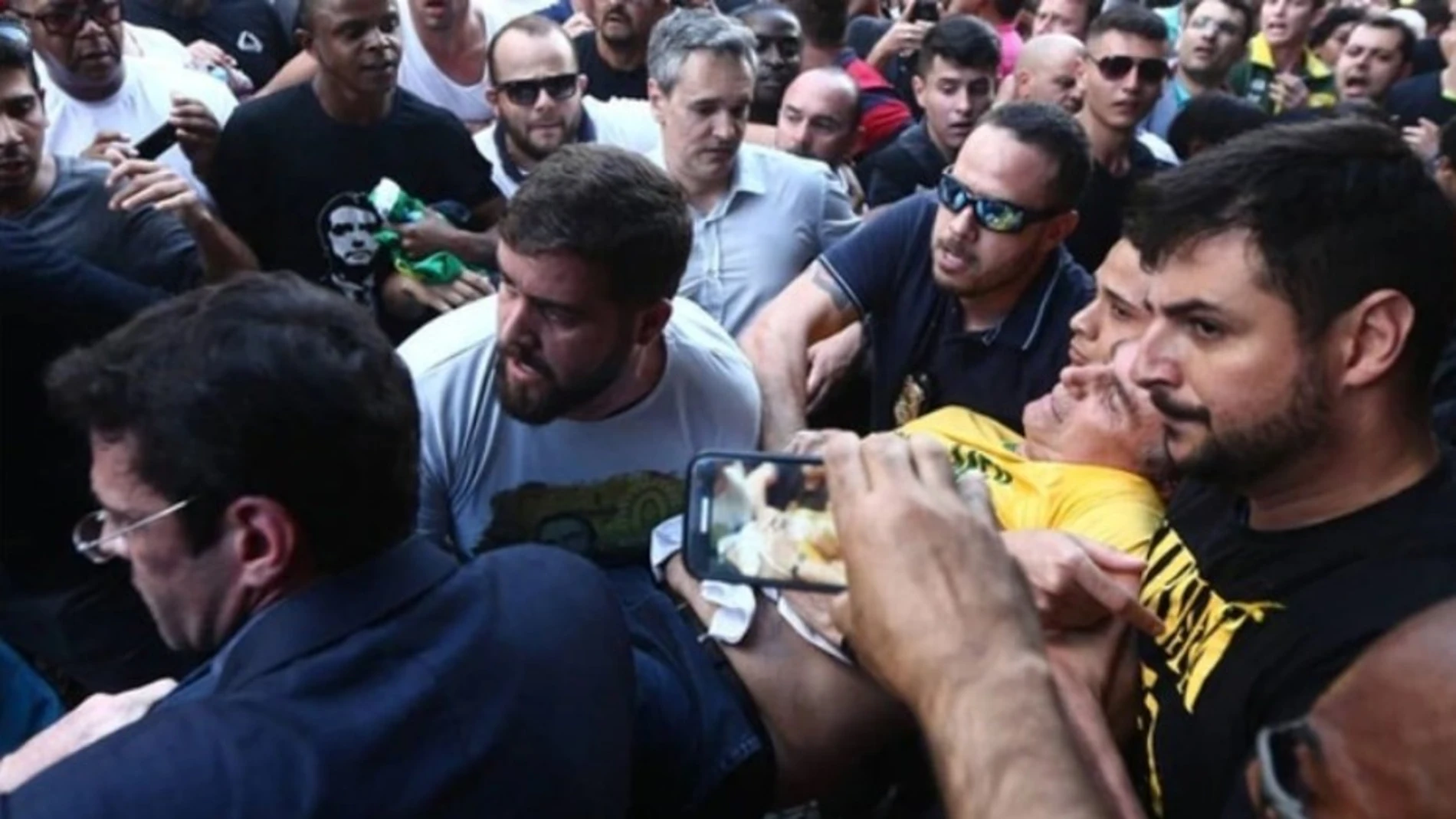 Captura del momento en el que Jair Bolsonaro fue apuñalado en un mitin / Twitter