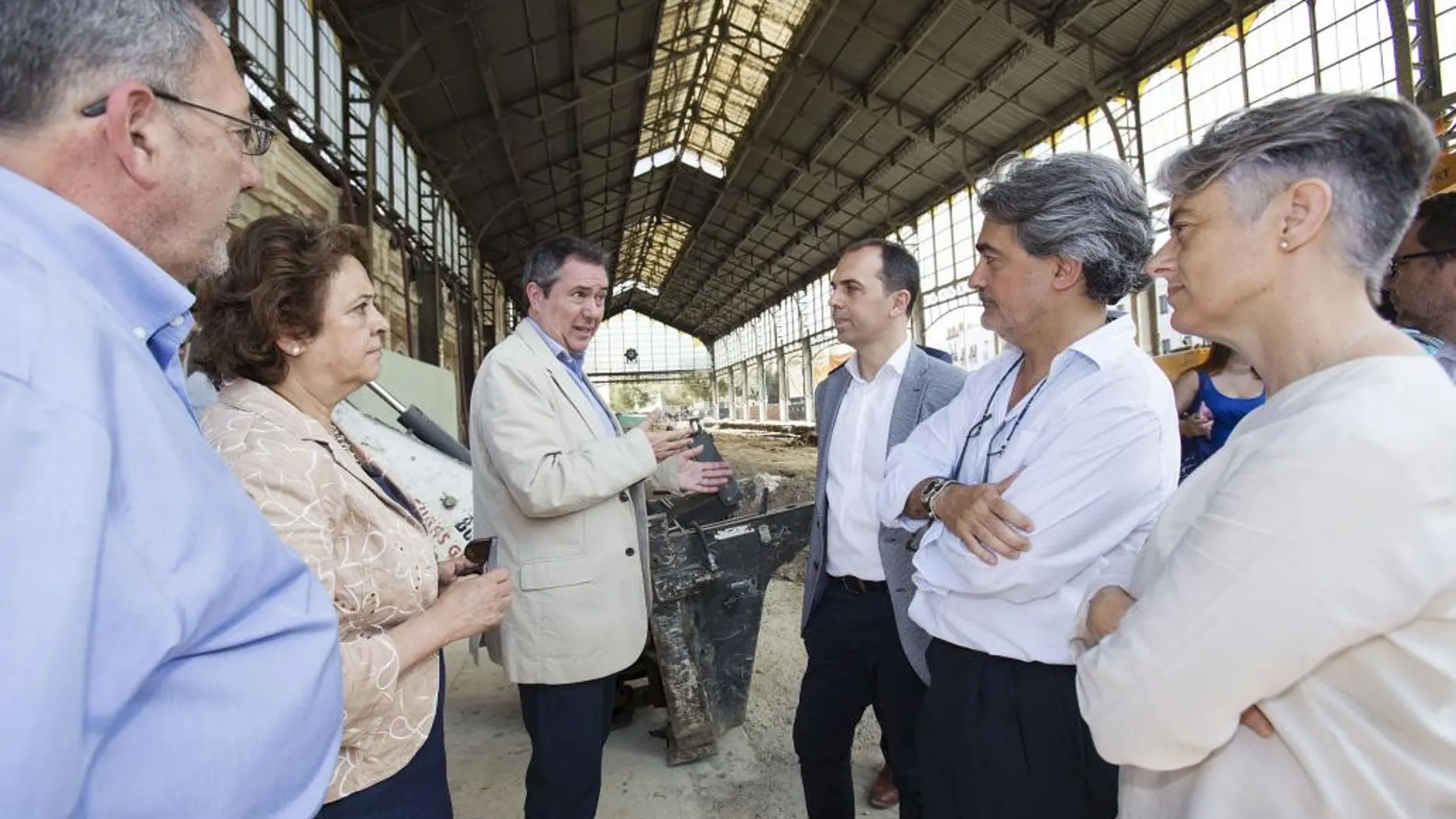 El alcalde de Sevilla, Juan Espadas, asiste a la inauguración del Mercado de la Carne