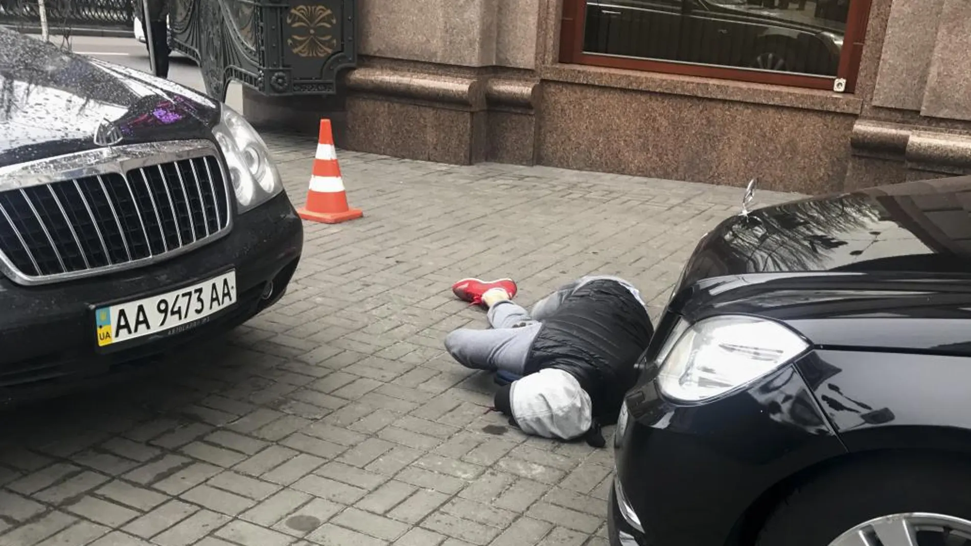 Imagen del asesino de Denis Voronenkov, herido en el suelo en Kiev