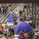Los refugiados se agolpan en una estación de metro de Budapest